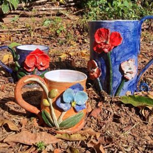 Conjunto de jarra e canecas de cerâmica
