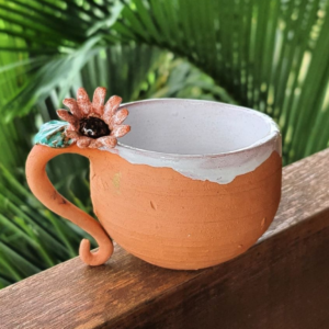Caneca pequena de cerâmica