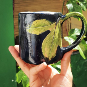 Caneca grande de cerâmica