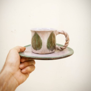 Caneca e prato de cerâmica